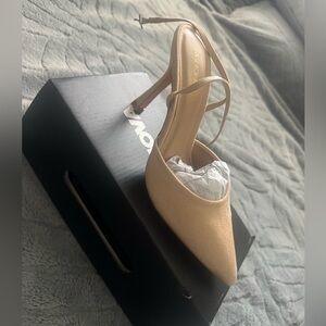 Nude pumps
